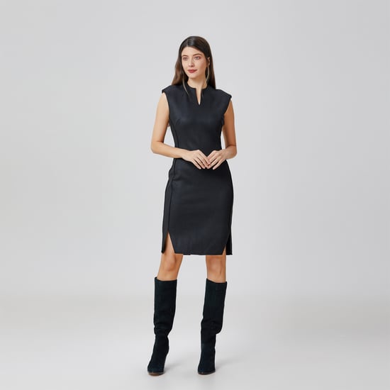 Tailliertes Kleid mit V-Ausschnitt - Image 2