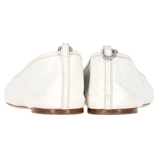 Miu Miu Ballerinas mit verziertem Riemen und spitzer Zehenpartie aus weißem Leder - Image 5