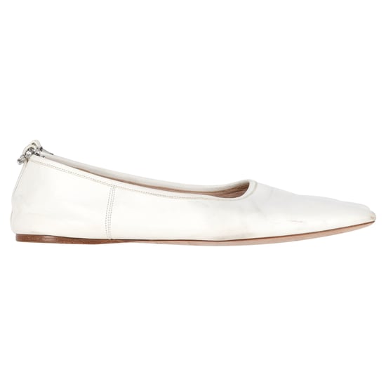Miu Miu Ballerinas mit verziertem Riemen und spitzer Zehenpartie aus weißem Leder - Image 1