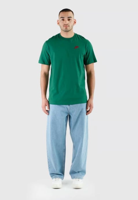 Nike Sportswear Club Herren-T-Shirt in Grün - Image 4