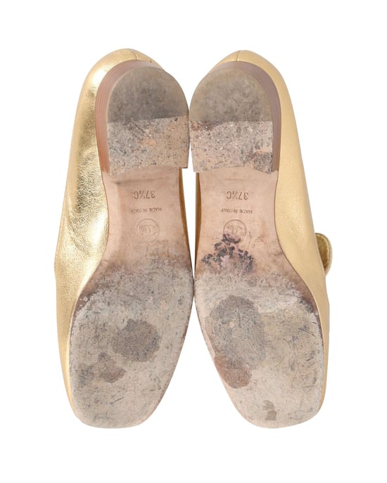 Chanel Ketten-CC-Logo Slipper aus goldfarbenem Leder - Image 6