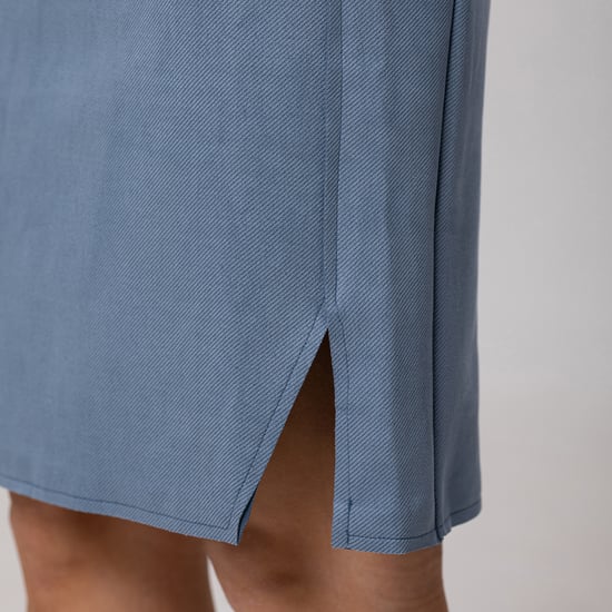 Tailliertes Kleid mit V-Ausschnitt - Image 6