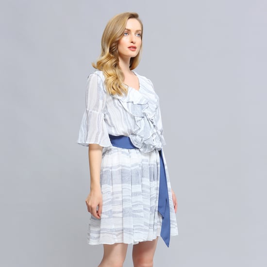 Kurzes Kleid mit Rüschen und linearem Wellenmuster - Image 2