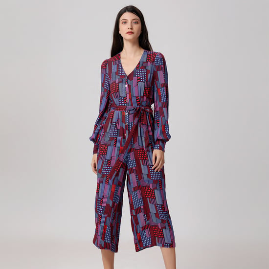 Overall mit grafischem Print und V-Ausschnitt - Image 1