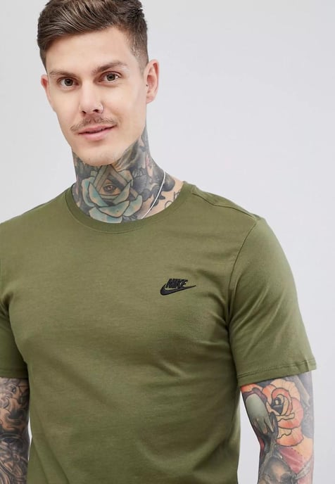 Nike Sportswear Club Herren-T-Shirt in Olive - Image 3