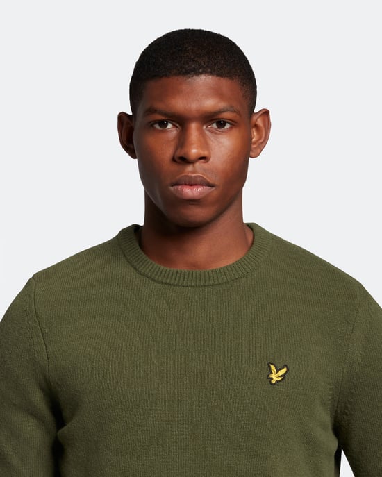 Lyle & Scott Rundhals-Lammwollpullover in Oliv - Image 4