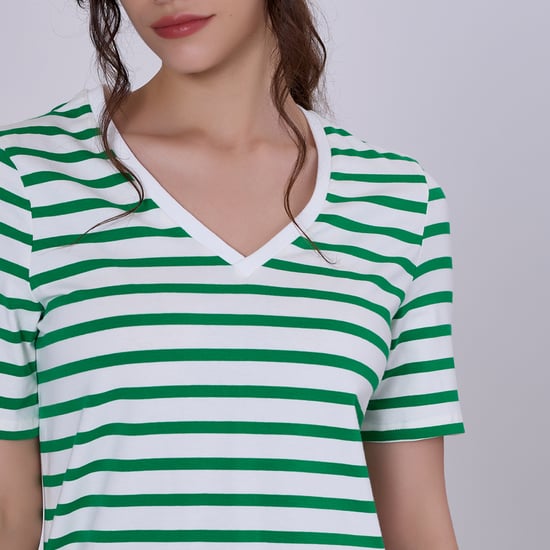 Gestreiftes Baumwoll-T-Shirt mit V-Ausschnitt - Image 6