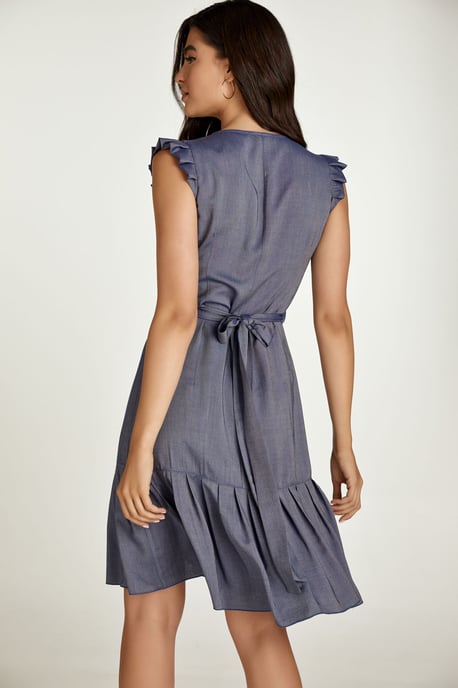 Blaues Wickelkleid im Denim-Stil - Image 3