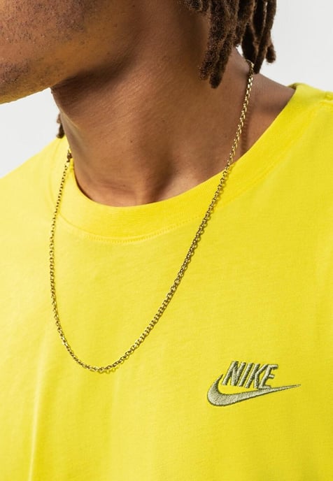Nike Sportswear Club Herren-T-Shirt in Gelb - Image 3