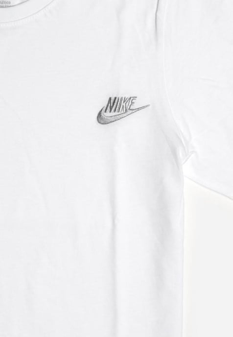 Nike besticktes Futura-T-Shirt in Weiß und silberfarbenem Logo - Image 3