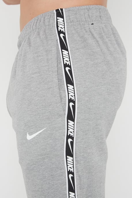 Nike Herren Wiederholung Taping Logo Fleece Cuffed Jogger in Grau - Image 5