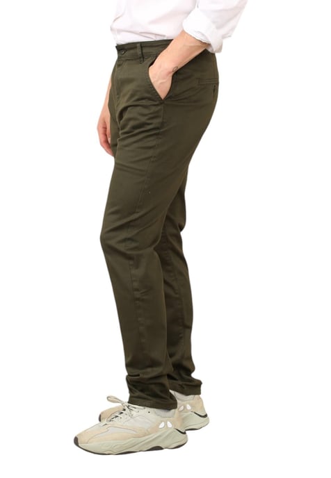 MYT Herren Slim Fit Chinos in Olive - Image 3