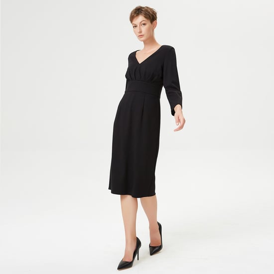 Angepasstes Kleid mit V-Ausschnitt und Falten auf der Brust - Image 2