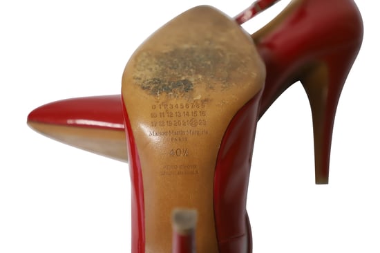 Maison Martin Margiela Rote Lackleder T-Strap Pumps mit Spitze - Image 6
