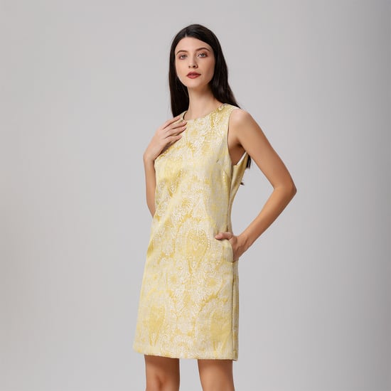 Minimalistisches Minikleid aus Brokat - Image 5