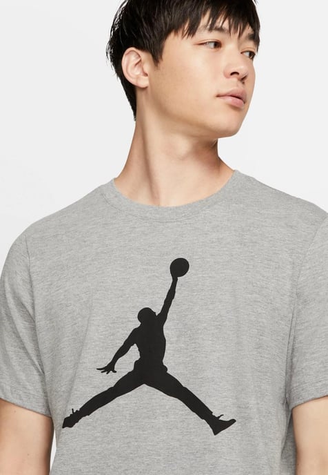 NIKE Herren M J Jumpman SS Crew T Shirt in grau - Image 3