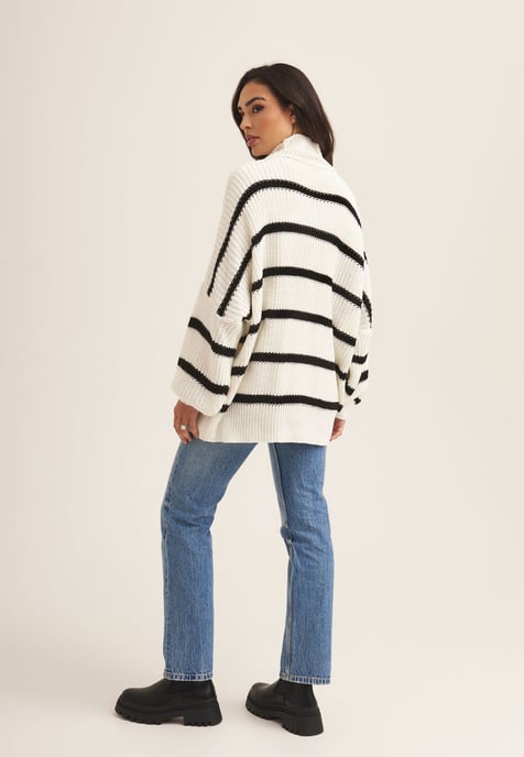 Kuscheliger Strickpullover mit hohem Kragen - Image 5