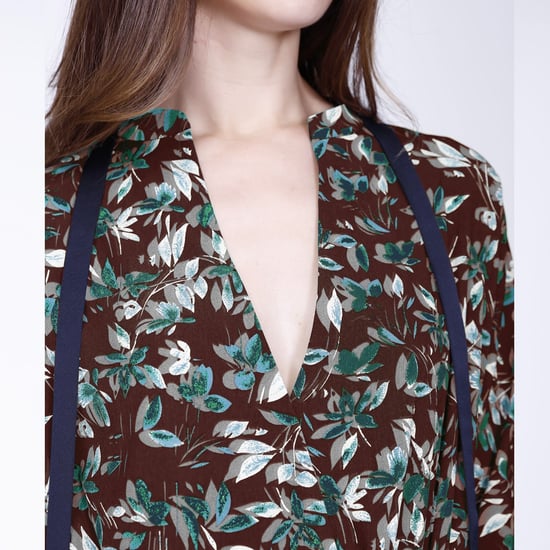 Kurzes Kleid mit Satin-Kragen und Blätterdruck - Image 4