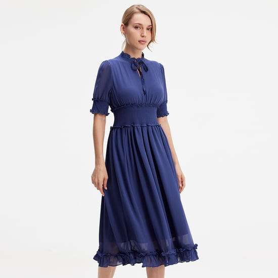 Chiffonkleid mit Smokings und kleinen Rüschen - Image 1