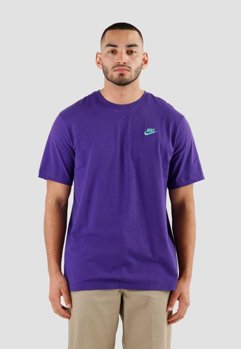 Nike Sportswear Club Herren-T-Shirt in Lila - Image 1