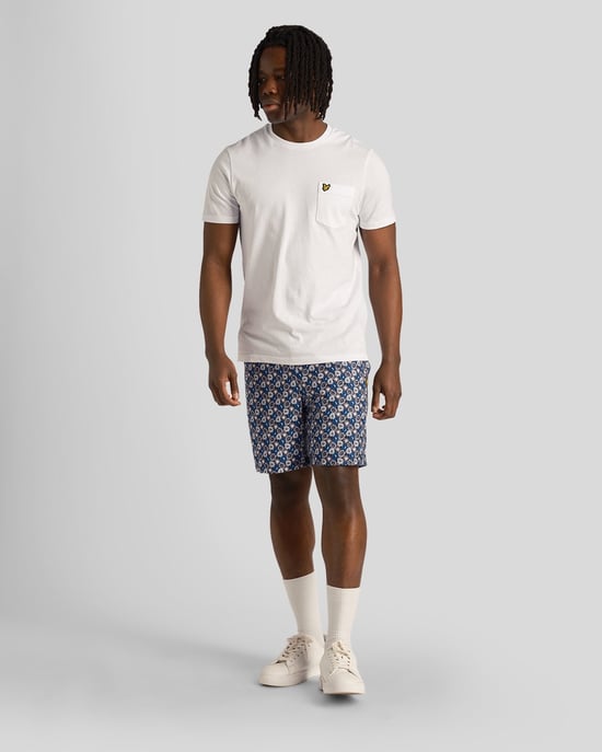 Lyle & Scott Herren Floral Print Resort Shorts in Dunkelblau - Image 2