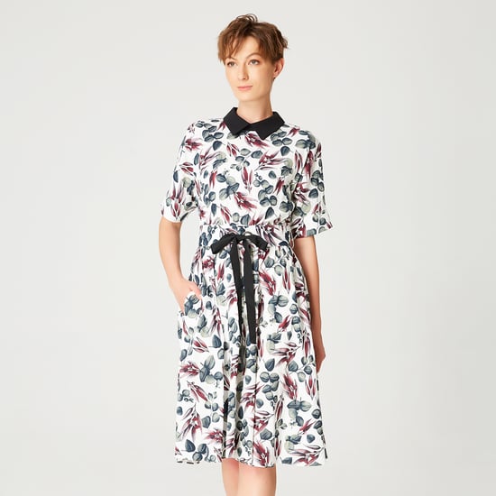Trapèze-Robe in Midi-Länge mit feinen Brüsten und Fransen - Image 1