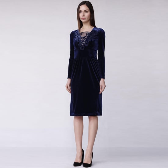 Samtkleid mit Spitzenausschnitt - Image 1