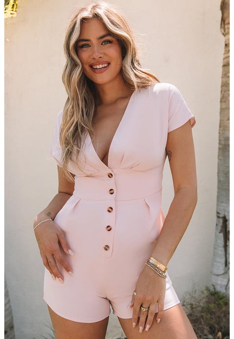 Damen-Strampelanzug mit tiefem V-Ausschnitt, Knopfleiste und hoher Taille in Rosa - Image 1