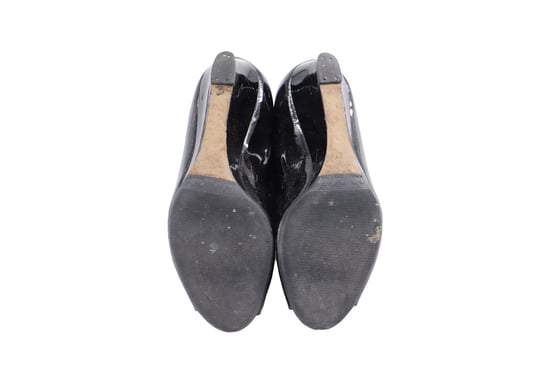 Jimmy Choo 'Baxen' Peeptoe-Wedges aus schwarzem Lackleder - Image 6