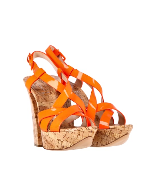 Casadei Überkreuzte Sandalen mit hohem Blockabsatz aus orangefarbenem Lackleder - Image 3