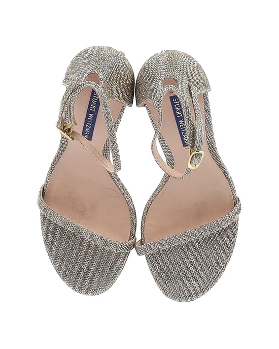 Stuart Weitzman Nudist Sandalen aus goldfarbenem Synthesematerial - Image 5