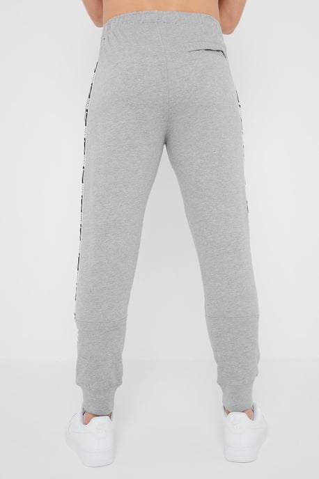 Nike Herren Wiederholung Taping Logo Fleece Cuffed Jogger in Grau - Image 2