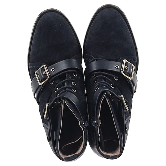 Chloé Ankle Boots aus schwarzem Wildleder mit Schnallen- und Schnürdetails - Image 3