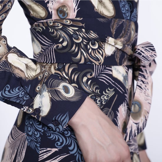 Langes Kleid im Bohème-Stil mit Rüschen und Federn bedruckt - Image 3
