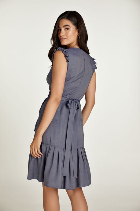 Blaues Wickelkleid im Denim-Stil - Image 5