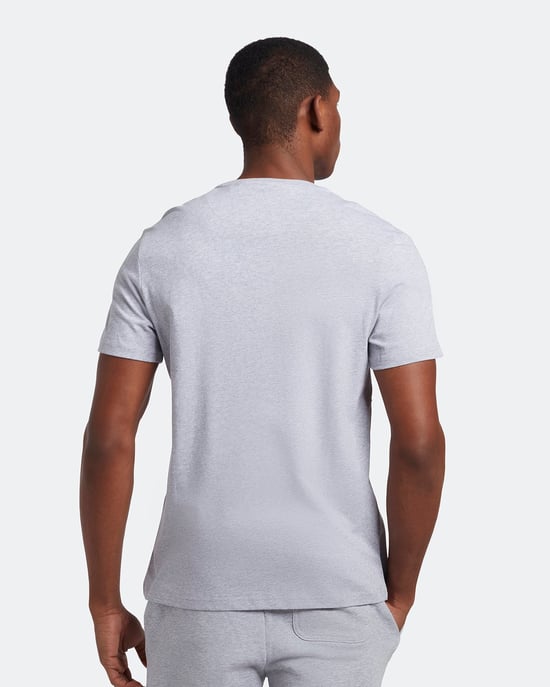 Das Lyle & Scott Plain T-Shirt ist aus 100 % Baumwolle gefertigt und unvergleichlich weich. Es ist ein kultiger Stil und die Definition eines Grundnahrungsmittels im Kleiderschrank. Mit einer klassischen Silhouette, Detailnähten an Kragen und Manschette s - Image 3