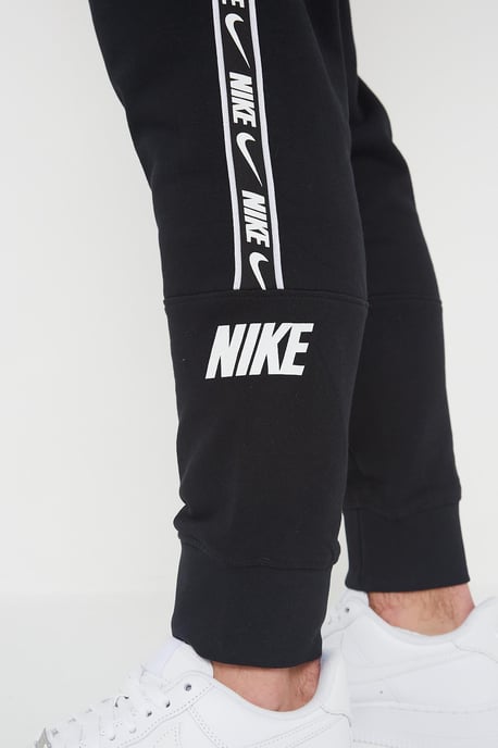 Nike Herren Wiederholung Taping Logo Fleece Cuffed Jogger in Schwarz - Image 5