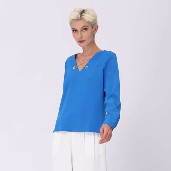 Bluse mit V-Ausschnitt und Zierkette - Image 5