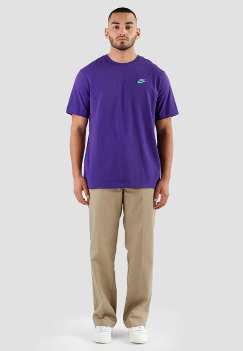 Nike Sportswear Club Herren-T-Shirt in Lila - Image 4