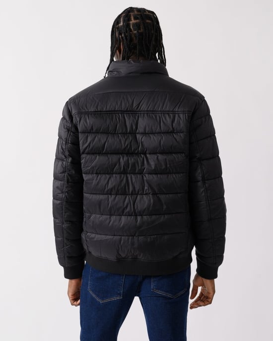 Lyle & Scott wattierte tiefschwarze Jacke mit Trichterkragen - Image 4
