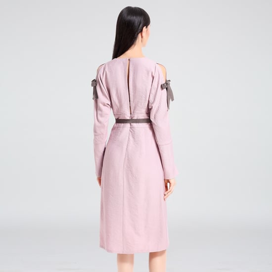 Robe cintrée manches longues épaules dénudées col V