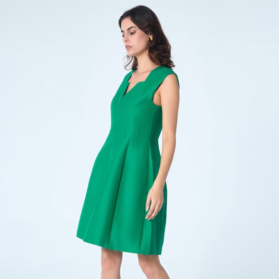 Kurzes Fit-and-Flare-Kleid aus Satin mit quadratischem V-Ausschnitt - Image 2