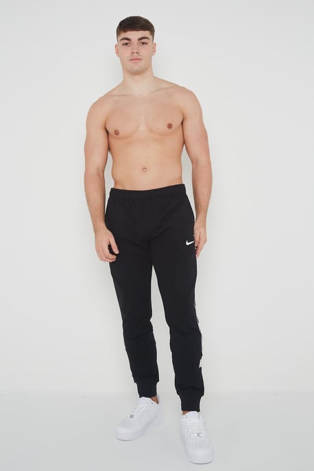 Nike Herren Wiederholung Taping Logo Fleece Cuffed Jogger in Schwarz - Image 6