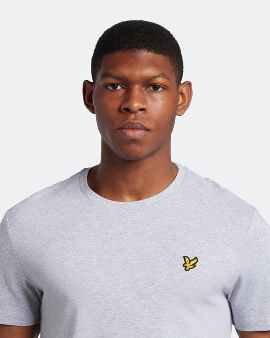 Das Lyle & Scott Plain T-Shirt ist aus 100 % Baumwolle gefertigt und unvergleichlich weich. Es ist ein kultiger Stil und die Definition eines Grundnahrungsmittels im Kleiderschrank. Mit einer klassischen Silhouette, Detailnähten an Kragen und Manschette s - Image 4
