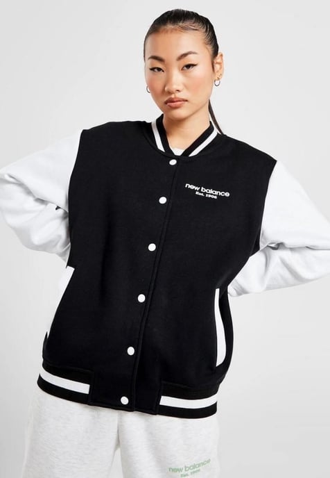 New Balance Damen Varsity Bomberjacke in Schwarz - Image 4