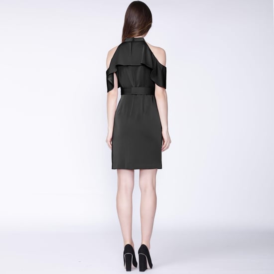 Tailliertes Kleid mit großen Rüschen und nackten Schultern - Image 2