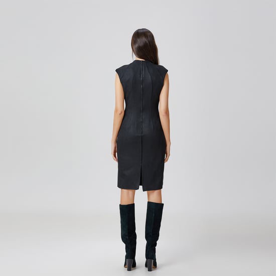 Tailliertes Kleid mit V-Ausschnitt - Image 5