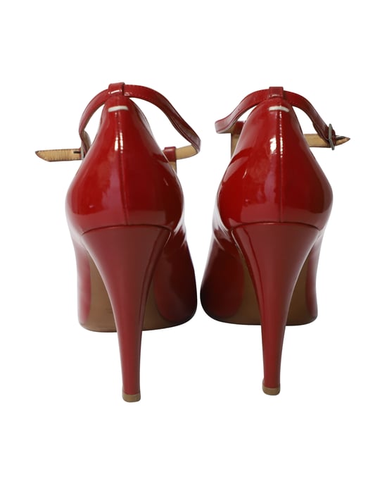 Maison Martin Margiela Rote Lackleder T-Strap Pumps mit Spitze - Image 4