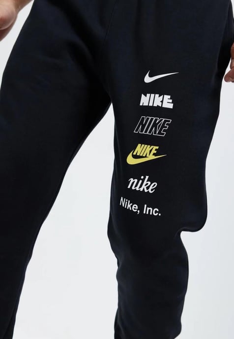 Nike Club Fleece Plus Trainingsanzug mit kleinem Logo in Schwarz - Image 4