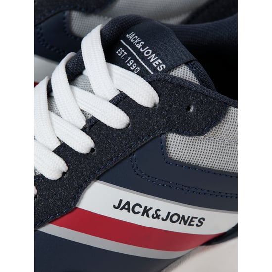 Herren-Turnschuhe Boston Combo von der Marke Jack & Jones. Der Schuh ist aus hochwertigem Kunstleder und Textil gefertigt.  Marke: Jack & JonesModellname: Boston ComboKategorie: HerrenschuheMaterialien: Kunstleder, TextilFarbe: marineblau - Image 4